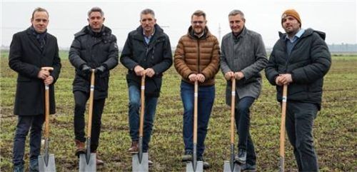 Beim Spatenstich: (von links) Dr. Heinrich Lange, Robert Rduch, Karl Brandmüller, Michael Hetzl, Alfred Lehmann und Christoph Konrad.