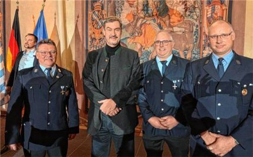 Beim Staatsempfang in der Münchner Residenz: (von links) Kommandant Georg Zeller, Ministerpräsident Dr. Markus Söder, Vorsitzender Florian Ott, Zweiter Kommandant Stefan Ott. Fotos re