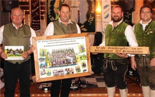 Beim Verteilen der Erinnerungsgeschenke: (von links) Franz Kaltenecker und Franz Neuhofer vom Schützenverein 1907 Sterneck sowie Bernhard Marschmann und Michael Plischke vom Schützenverein 1925 Stefanskirchen.