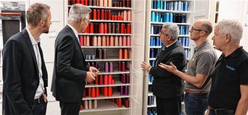 Besichtigung der Garn-Schränke: (von links) Peter Heßner, Leiter der Wirtschaftsförderstelle, Landrat Otto Lederer, der Flintsbacher Bürgermeister Stefan Lederwascher, Firmengründer Michael Marker und Felix Marker. Foto Landratsamt Rosenheim.