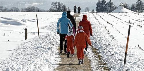 Besinnliche Wanderung auf die Ratzinger Höhe. Unser Archivbild lässt den Wunsch nach weißen Weihnachten wieder groß werden. Foto archiv re