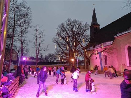 Besondere Stimmung bei der Eislauffläche im Stadtpark. Foto Schneider