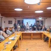 Schüler danken Gemeinderat mit Plätzchen und Nudeln