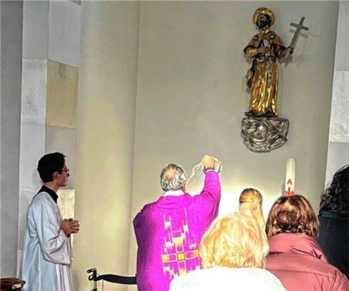 Besonderer Moment: Pfarrvikar Sinha Roy segnet die Franz-Xaver-Statue in der Rimstinger Kirche. Foto hötzelsperger