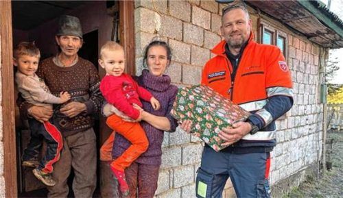 Besonders für Kinder ist die alljährliche Glücksbringer-Aktion der Malteser eine große Freude – immer wieder auch für Michael Soldanski, Kreisgeschäftsführer der Malteser im Berchtesgadener Land und Leiter des Auslandsdienstes, sehr berührend. Foto malteser