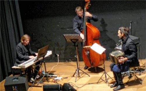 Bestachen mit ihrem fulminanten Zusammenspiel: Stefan Weissleder mit seinem Keyboard, Philip Wipfler am Kontrabass und und Facundo Barreyra am Bandoneon.Foto  Fischer