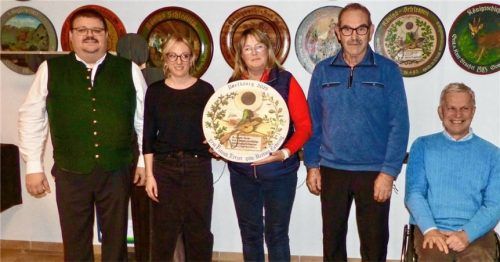 Bettina Gehring darf sich ein Jahr lang als Dorfschützenkönigin bezeichnen: (von links) Schützenmeister Florian Weißenbacher, Melanie Sivori (Platz zwei), Dorfkönigin Bettina Gehring und Axel Neumeister (Platz drei) sowie Bürgermeister Hajo Gruber.Foto Schmidt