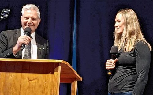 Biathlon-Weltmeisterin und Olympiasiegerin Denise Herrmann-Wick als Ehrengast bei der 75-Jahr-Feier des Traunsteiner Stadtverbandes der Sportvereine. Die Fragen stellte Vorsitzender Stefan Namberger.Foto Oberkandler