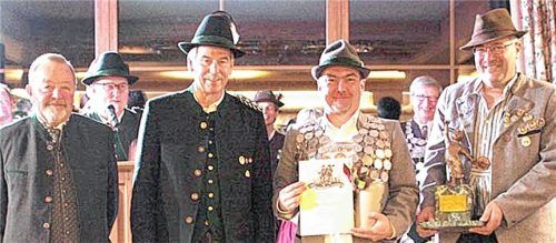 Bild mit „Scheibentoni auf Marmorsockel“: (von links) Bürgermeister Sepp Huber, Gauschützenmeister Helmut Schwarzenböck, der neue Gaukönig Witali Kostetzki und Schützenmeister Michael Albersinger von der SG Griesstätt. Foto unterforsthuber