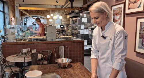 Birgit Ertl ist Inhaberin der Konditorei Kuchenträume. Zimtsterne mag sie selbst am liebsten. Foto Mischner