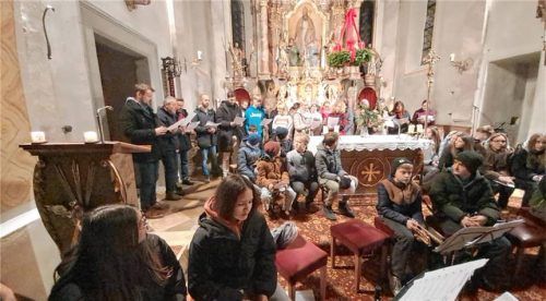 Bläserensemble, Schulchor, Solisten, Lehrerchor, Diakon Wolfgang Mösmang als Sprecher und Gertrud Schwoshuber als Konzertmeisterin verzaubern die Zuhörer bei der Adventsfeier der Obinger Grund- und Mittelschule.Foto  Künzner-Hingerl