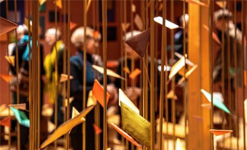 Blick in den neuen Gebets- und Meditationsraum mit dem Sakralkunstwerk „Lichtregen“ von Anna Heringer im neugebauten Seminaristengebäude auf dem Campus St. Michael in Traunstein. Fotos Axel Effner