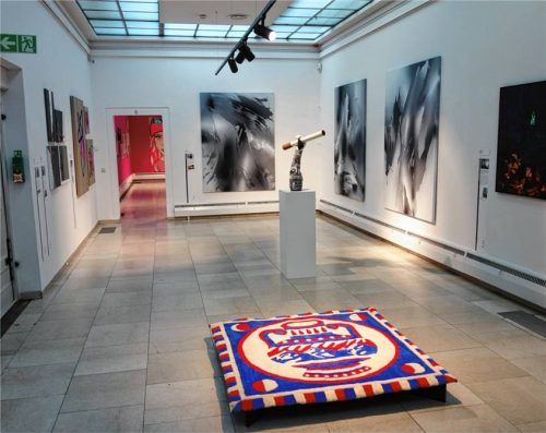 Blick in einen der großen Räume: Am Boden der Teppich „Melting Ice“ von Luogo Comune, im Zentrum die Skulptur „Smoke“ von Stephan Hohenthanner. Fotos Friedrich