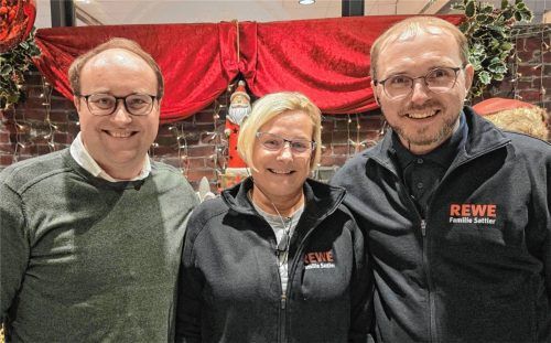 Blicken den Festtagen entspannt entgegen: (von links) Arthur Sattler, Inhaber von insgesamt vier Rewe-Märkten, Marktleiterin Manuela Schlosser und Michael Grünwald, stellvertretender Marktleiter der Filiale in der Bernd-Motzkus-Straße in Wasserburg. Foto Birkhof