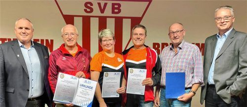 BLSV Kreisverbands-Chef Rainer Paststätter (links) zeichnete in Anwesenheit von SVB-Vorsitzenden Bernhard Gleissner (rechts) die Mitglieder (von links) Peter Jüstel, Anne-Grit Eisenschmid sowie Christian Ratzinger und Bruno Stach für ihre besonderen Verdienste um den Sport in Bayern aus. Fotos Neuwirth