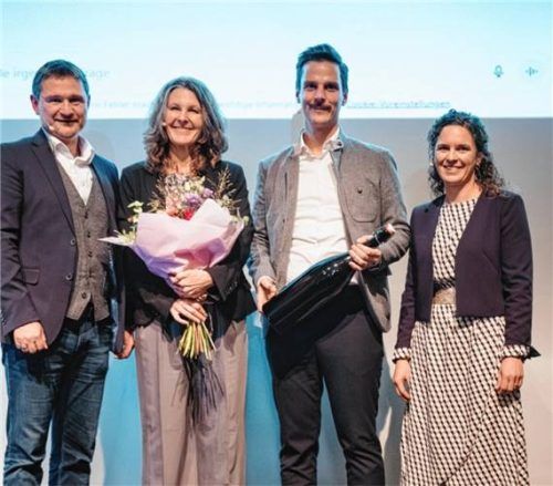 Blumen für die Referentin: Jens Köhler (Geschäftsführer Meine Bayerische Vermögen), Anna Kopp (CIO Microsoft Deutschland), Michael Hinterseer (Prokurist AuerBräu GmbH) und Evi Bachmaier (Netzwerkmanagerin Digitales Gründerzentrum Stellwerk18).Foto Christoph Leonhardt