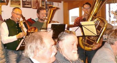 Boarische Adventslieder spielten (von links) Thomas Balk (von links), Wolfgang Kinzner und Toni Wittenzellner. Foto unterforsthuber