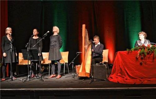 Boten einen unterhaltsam-besinnlichen Abend: (von links) Die Wellküren, Stofferl Well an der Harfe und Monika Baumgartner, die den Text vortrug. Foto Schlecker