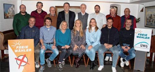 Breit aufgestellte Stadtratsliste: die Kandidaten der Freien Wähler Bayern – ÜWG Bad Aibling.Foto Hornauer