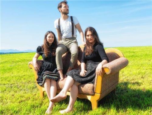 Bringen musikalisch den Chiemgau mit Skandinavien zusammen: (von links) Christine und Thomas Beer sowie Charlotte Lang. Foto re