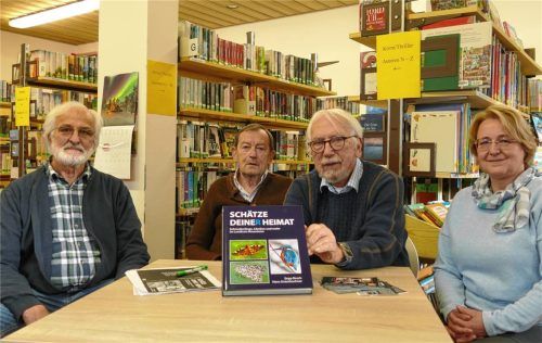 Buchpräsentation in der Bücherei: (von links) Hans Unterbuchner, Sepp Resch und Claus Linke übergaben Büchereileiterin Karin Obwieser ein Exemplar ihres Werks. Foto Schubert