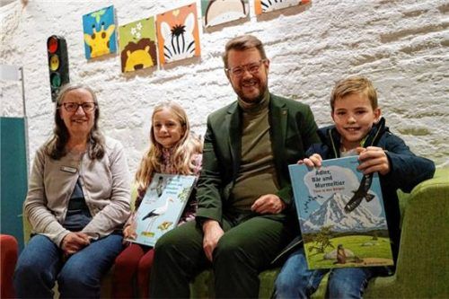 Büchereileiterin Regina Kaiser und Bürgermeister Michael Hetzl überreichten die Gewinne an Leonie und Julian.