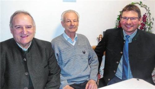 Bürgermeister Alfred Lantenhammer (links), der Jubilar Anton Peteratzinger und Zweiter Bürgermeister Reinhard Winterer. Foto ann
