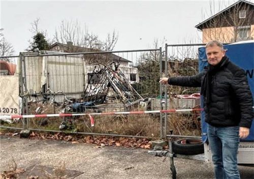Bürgermeister Dr. Tobias Windhorst ist erleichtert, dass die Stadt das verwahrlost wirkende Grundstück endlich kaufen konnte. Foto stadt