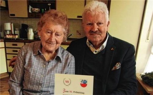 Bürgermeister Erwin Baumgartner brachte der Jubilarin die Glückwünsche der Stadt mit einem Geschenkkorb und einer entsprechenden Urkunde.Foto  Jaensch