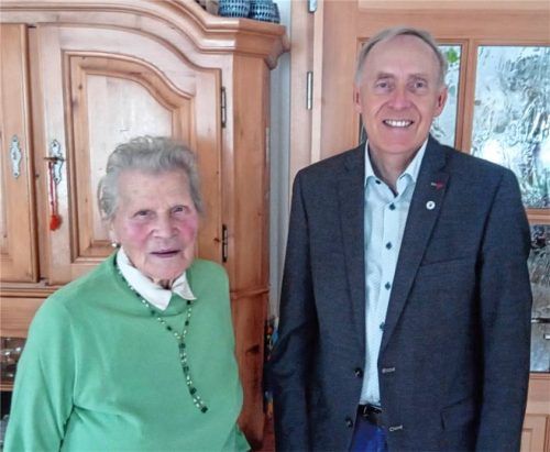 Bürgermeister Franz Ehgartner gratulierte der rüstigen Theresia Wagenlechner zu ihrem 95. Geburtstag.Foto Sutherland