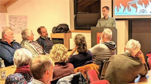 Bürgermeister Georg Reinthaler bei der Versammlung im Ortsteil Alteiselfing. Foto Burlefinger