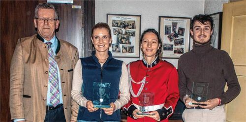 Bürgermeister Georg Weigl (von links) mit den Geehrten Jessica von Bredow-Werndl, Nicole Schnitzenbaumer und Maximilian Berger. Foto stache