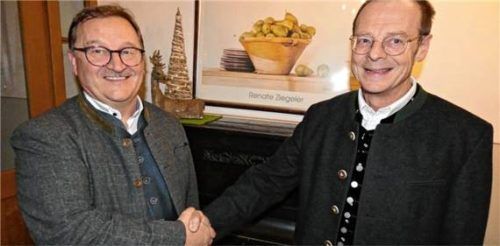 Bürgermeister Gerhard Wirnshofer (links) wurde in der Aufstellungsversammlung einstimmig zum Bürgermeisterkandidaten nominiert. Bürgergruppen-Sprecher Robert Muggenhamer gratulierte ihm dazu sehr herzlich.Foto müller