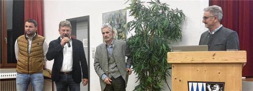 Bürgermeister Josef Niedermeier (Zweiter von links) mit den Fachleuten (von links) Martin Schex, Dieter Dirschedl und Eberhard Hälbich. Foto Günster