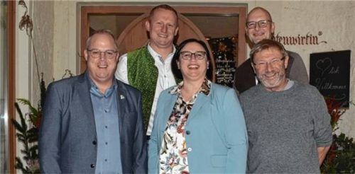 Bürgermeister Martin Bartlweber (von links) mit den vier Kandidaten Martin Freiwang, Christine Kosanovic, Rudi Mayer und Michael Auer. Foto Donhauser