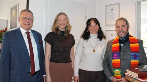 Bürgermeister Martin Lackner (links) und Pfarrer Hans Speckbacher weihten die Praxis von Jamie und Claudia Herzog ein und würdigten deren Bedeutung für die Region.