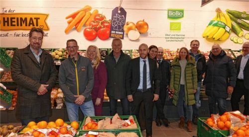 Bürgermeister Matthias Bernhardt (links) ließ sich bei einem Rundgang mit Gemeinderäten und Netto-Mitarbeitern von Marktleiter Martin Koltermann (Zweiter von links) über den Supermarkt informieren. Foto: Schubert