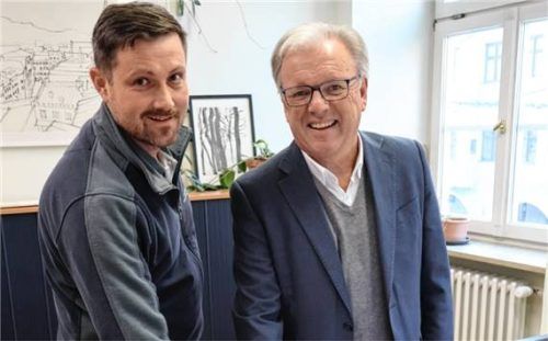 Bürgermeister Michael Kölbl (rechts) und der Leiter des E-Werks bei den Stadtwerken Wasserburg, Florian Heinrich, nahmen die Altstadtbeleuchtung wieder in Betrieb. Foto Stadt Wasserburg