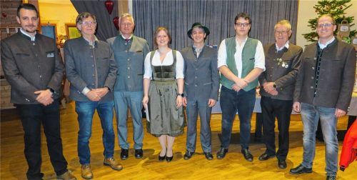 Bürgermeister Richard Richter (Dritter von links), Gildemeister Marco Renz (rechts) und sein Stellvertreter Daniel Pesch (links) ehrten die „Besten der Besten“: (von links) Karl Stahuber, Stefanie Maierhofer, Markus Stahuber, Marinus Steckermeier und Rainer Mark. Fotos Baumann