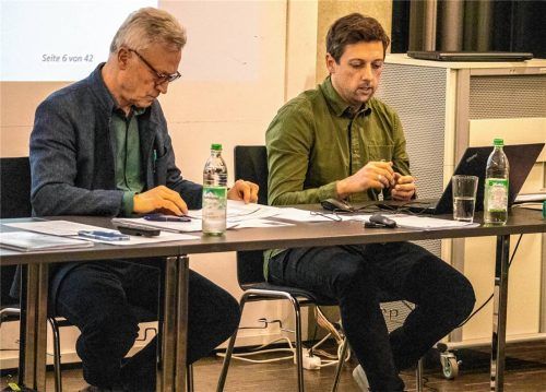 Bürgermeister Rudolf Leitmannstetter (links) und der Architekt Michael Mayer vom beauftragten Ingenieurbüro.Foto Stache