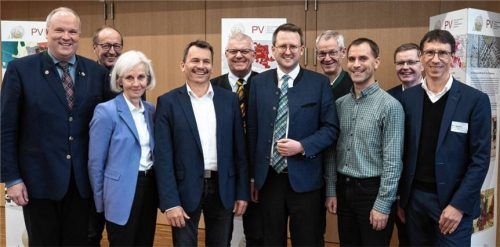 Bürgermeister Stephan Schlier (Fünfter von rechts) bei der Versammlung. Foto RE