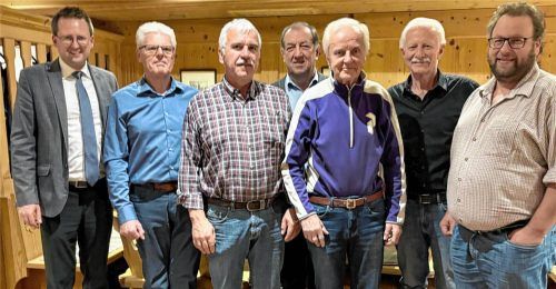 Bürgermeister Stephan Schlier (links) gratulierte dem neuen Vorstand zur Wahl. Ihm gehören (von links) Dionys Schwinghammer, Gerhard Kirchberger, Hubert Weigl, Charly Wierer, Dieter Bräunlich und Andreas Weigl an. Foto Kotter