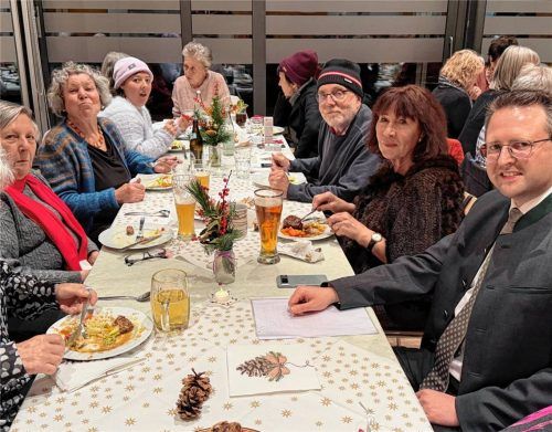 Bürgermeister Stephan Schlier (rechts) schaute auch heuer in der Weihnachtsstube vorbei und unterhielt sich mit den Gästen. Fotos Kotter