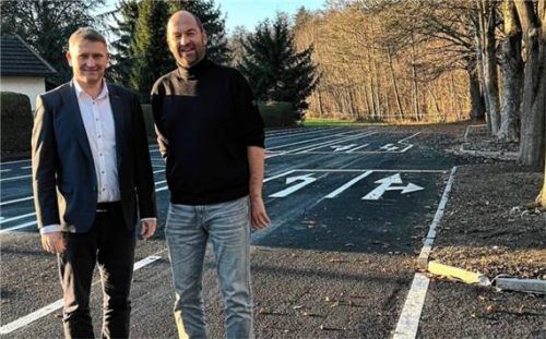 Bürgermeister Tobias Windhorst (links) begutachtet zusammen mit Bernd Lehner vom technischen Bauamt den neugestalteten Verkehrsübungsplatz. Foto re