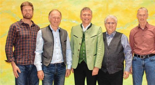 Bürgermeisterkandidat Anton Wallner (Mitte) sowie die aktiven PWL-Gemeinderäte (von links) Manfred Raig, Roman Hörfurter, Hans Kosek und Klaus Höglauer hatten ob des souveränen Wahlergebnisses allen Grund zur Freude.Foto  re