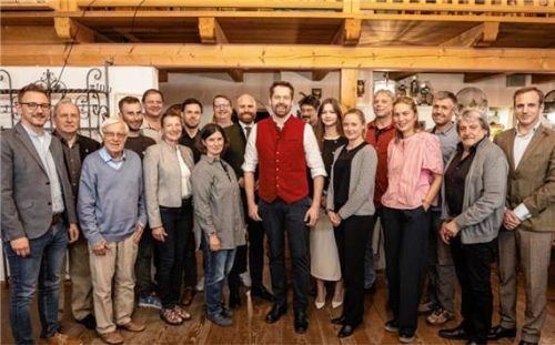Bürgermeisterkandidat Johannes Weber (Bildmitte) mit seinem Gemeinderatskandidaten-Team und Wahlleiter Landtagsabgeordnetem Konrad Baur (links hinter Weber). Foto Mix