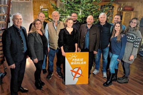 Bürgermeisterkandidat Josef Höß mit den Gemeinderatskandidaten der Freien Wähler Rohrdorf und dem Landratskandidaten Sepp Hofer sowie der Bezirks- und Kreisrätin Barbara Stein: (von links) Sepp Hofer, Barbara Stein, Uwe Hammerschmid, Josef Höß, Miriam Maurer, Markus Siegmund, Georg Wagner, Andreas Rieder, Rudolf Urscher, Melanie Höß und Sandra Höß. Foto re