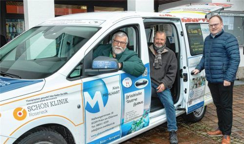 Bus oder Transporter – das kann sich Fritz Seipel, Vorsitzender von „Priener helfen“, (von links) aussuchen. Dem Dritten Bürgermeister Martin Aufenanger, zuständig für Soziales, und Bürgermeister Andreas Friedrich gefällt das. Fotos Berger
