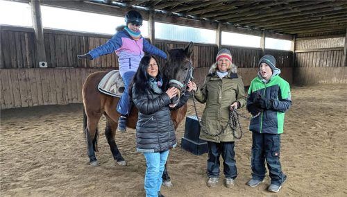 Carola Simonetti (links) mit der Stute Semirra, Reittherapeutin Ruth Wenzl (rechts) und einer Schülerin und einem Schüler aus der Förderschule in Au am Inn. Foto Fuchs