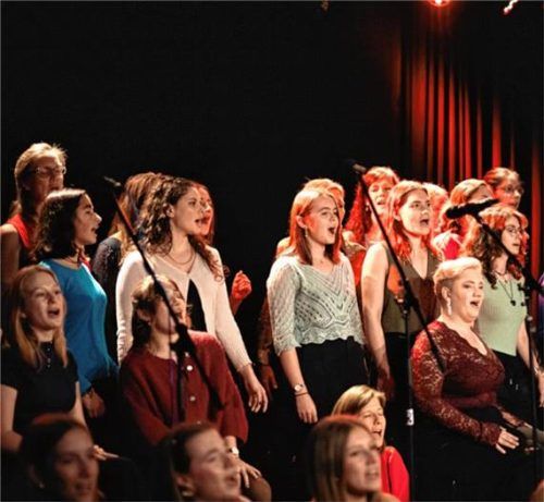 Chor singt „Wake me up“ von Avicii.Foto Zandl